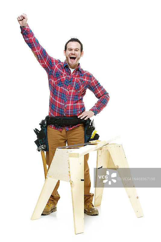 快乐的木匠举手欢呼图片素材
