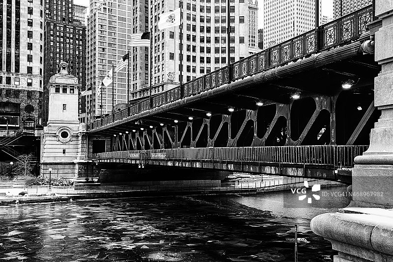 冬季芝加哥市中心的密歇根大街桥图片素材