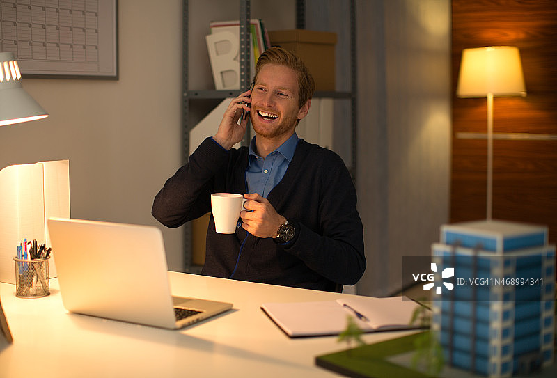 工作的年轻男人图片素材