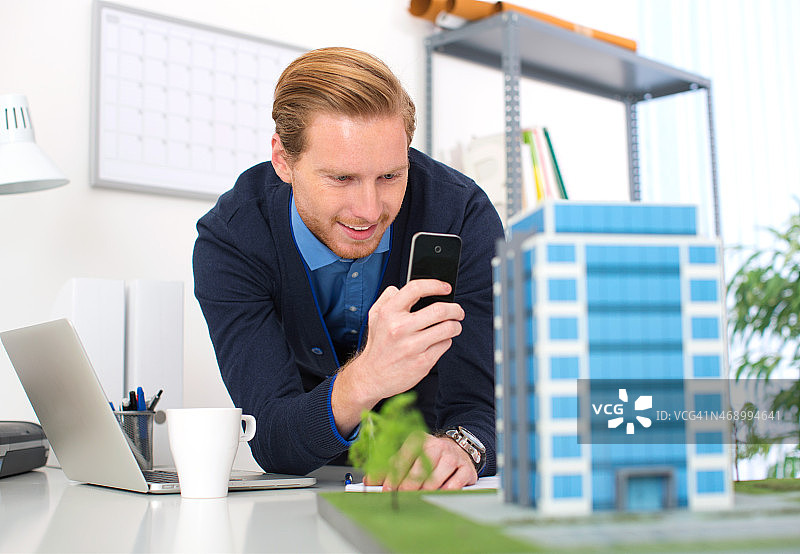 工作的年轻男人图片素材