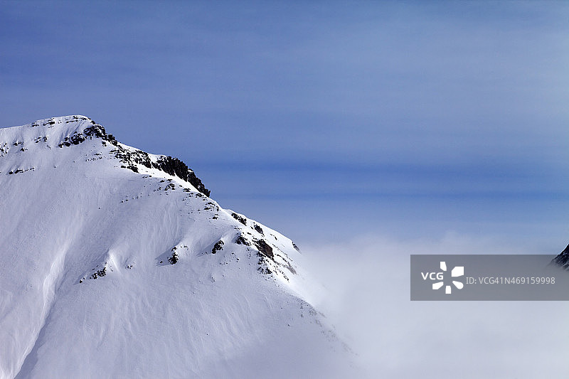 雾中的雪岩图片素材