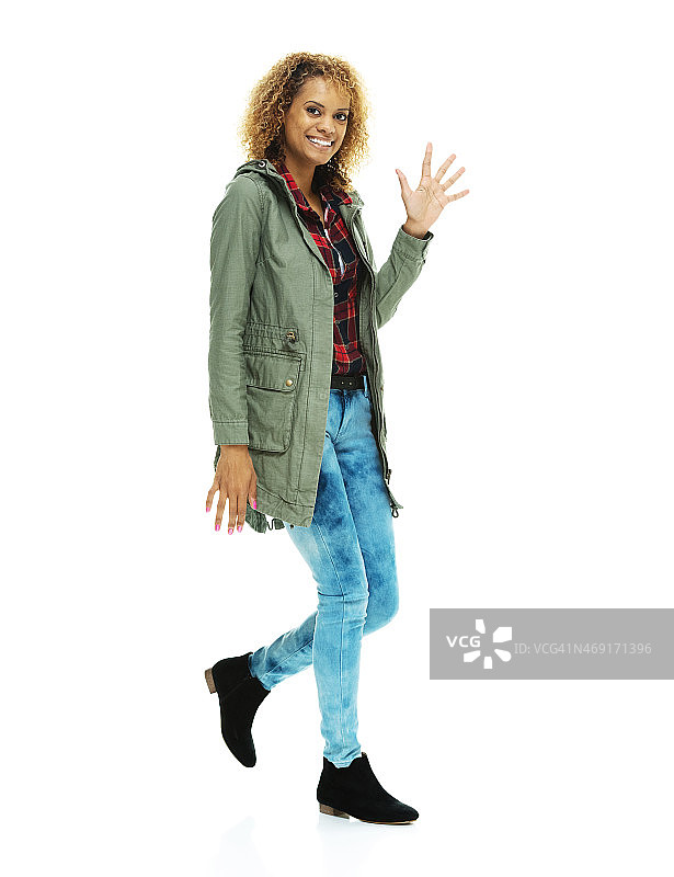 快乐的女人挥手和走路图片素材