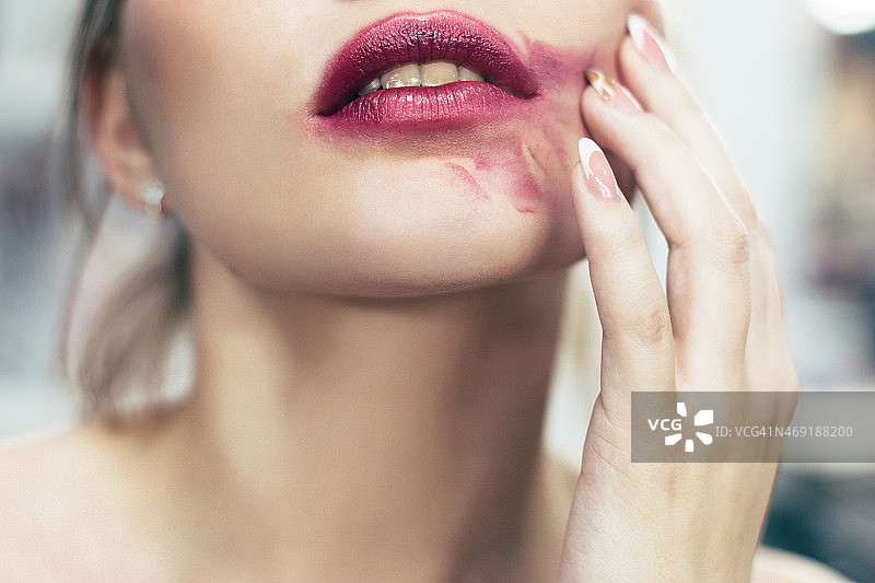 涂有口红的嘴唇图片素材