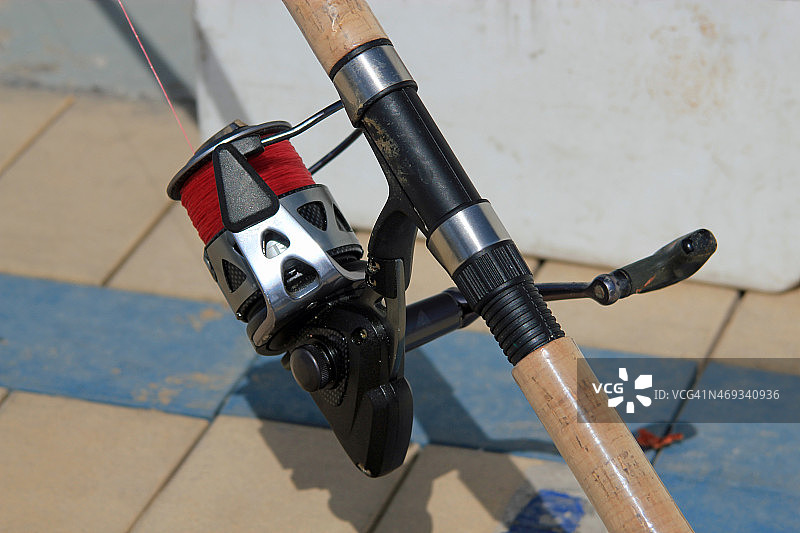 鱼竿上的渔轮特写图片素材