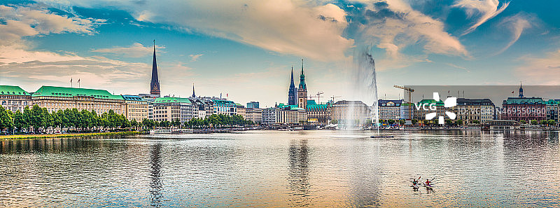 德国汉堡内阿尔斯特湖日落时分的天际线图片素材