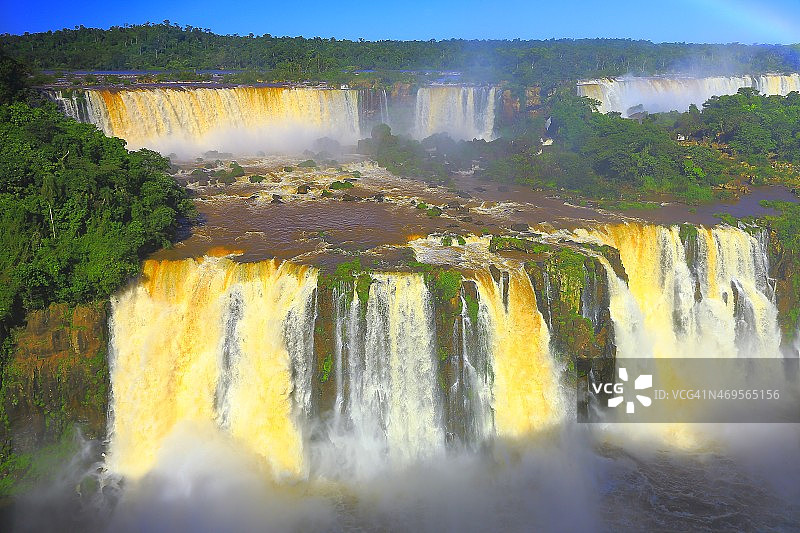 巴西伊瓜苏瀑布和绿色雨林图片素材