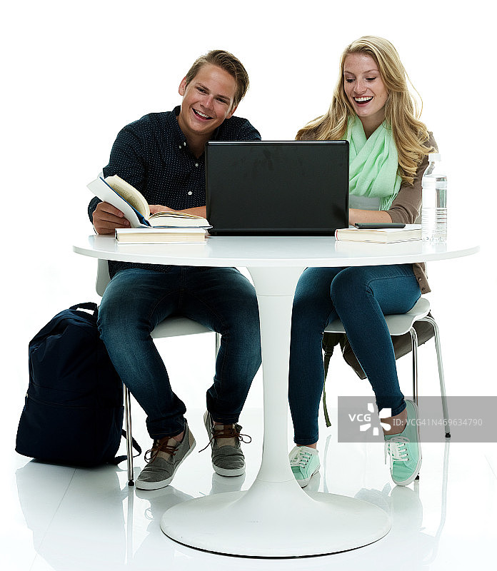 两个学生一起学习图片素材