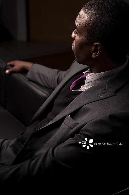 沉思的西装男人图片素材