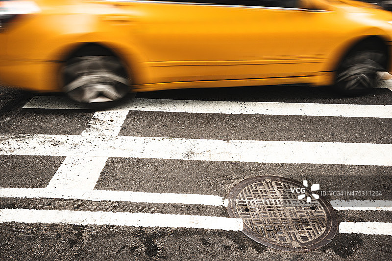 在纽约快速行驶的出租车图片素材