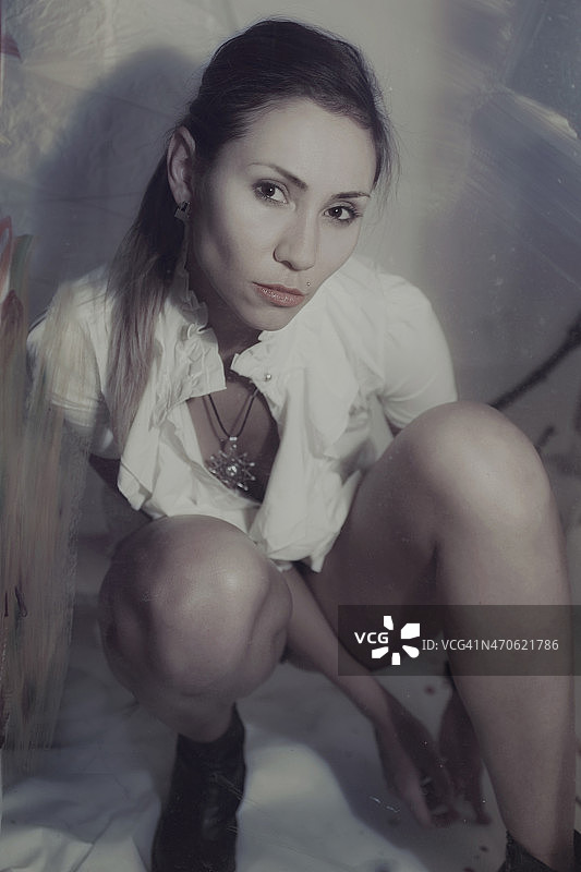 年轻漂亮的黑发女子图片素材