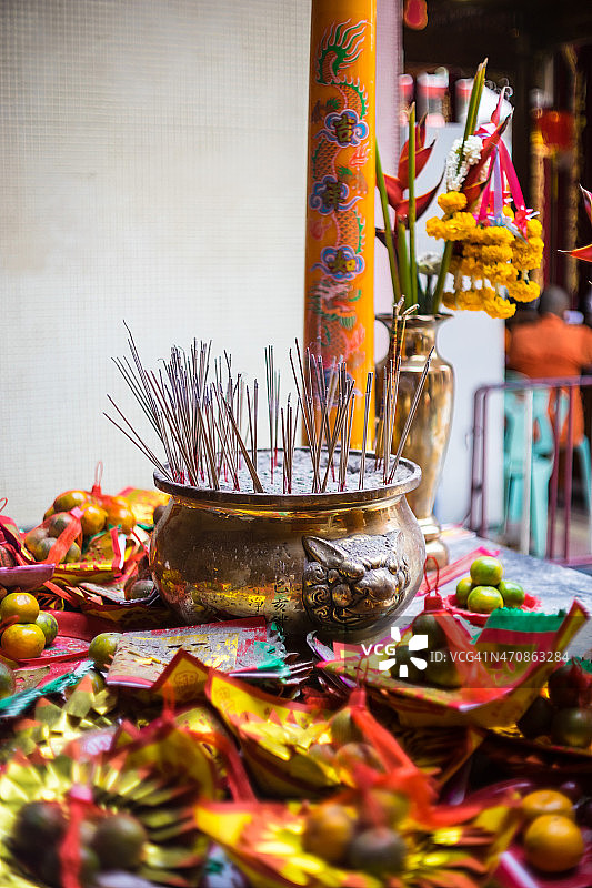 燃香、香纸和橘子图片素材