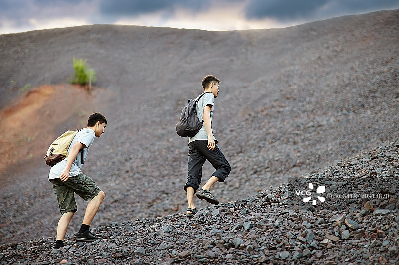 在石头斜坡上行走的男人们图片素材