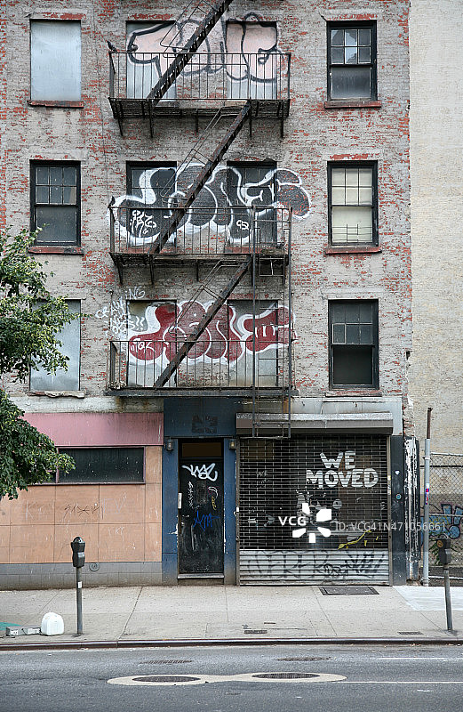 废弃建筑中关闭的店面图片素材