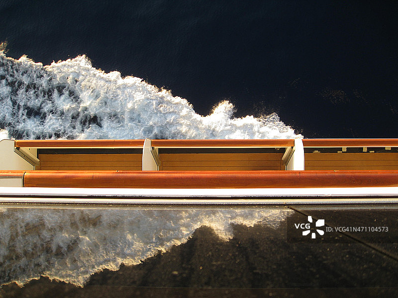 海上船只尾迹图片素材