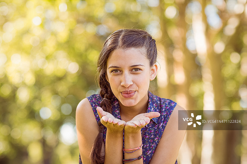 对着镜头微笑的漂亮时尚人士图片素材