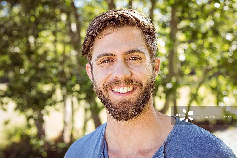 对着镜头微笑的英俊时髦男人图片素材