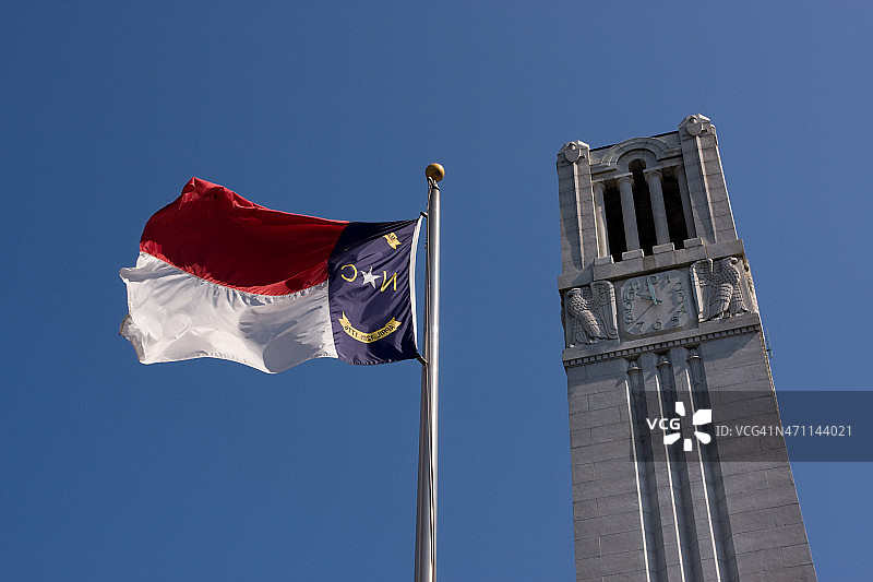 北卡罗来纳州立大学塔楼和旗帜图片素材