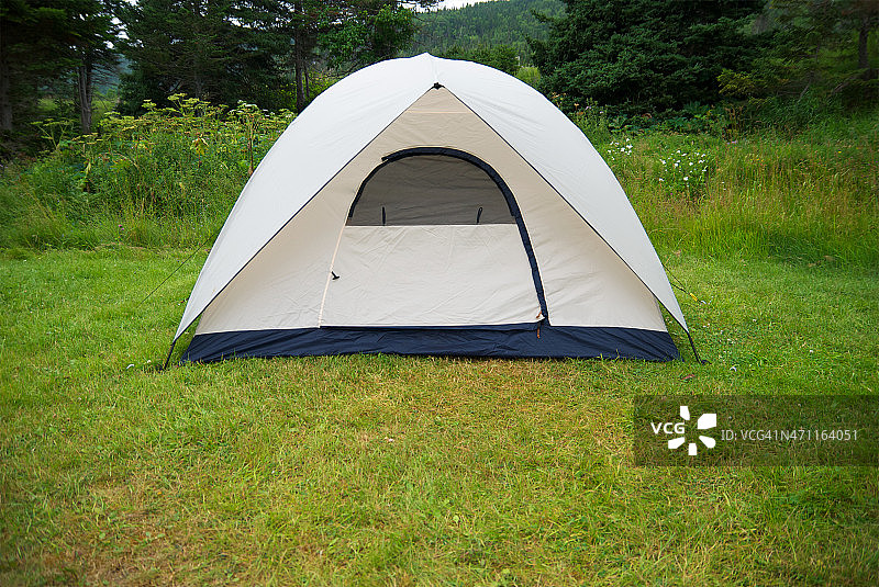 夏令营期间森林里的帐篷图片素材
