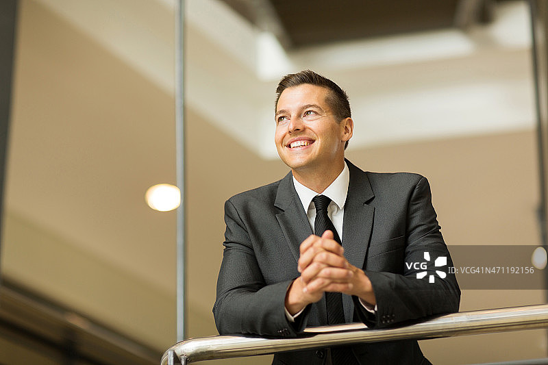 抬头看的年轻商人图片素材