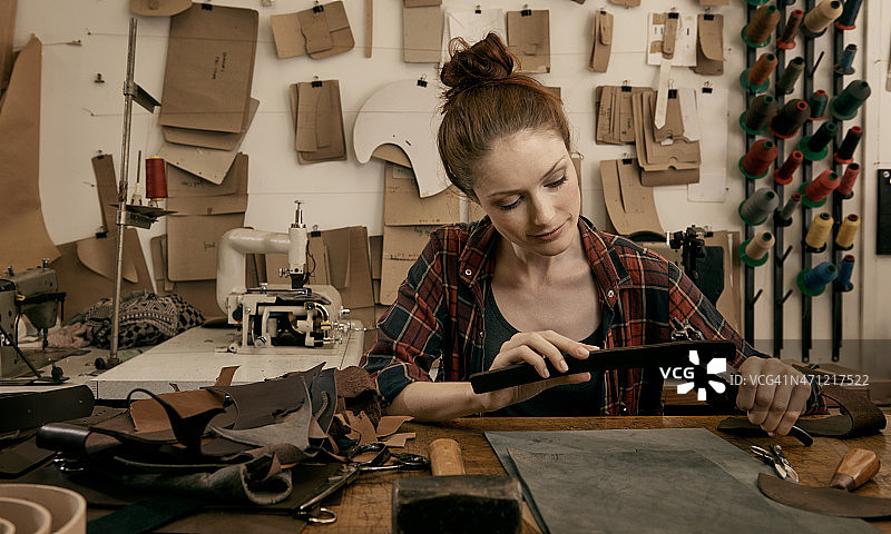 喜欢她的皮革工艺图片素材