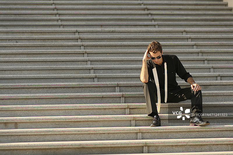 压力大的商务人士走在楼梯上图片素材