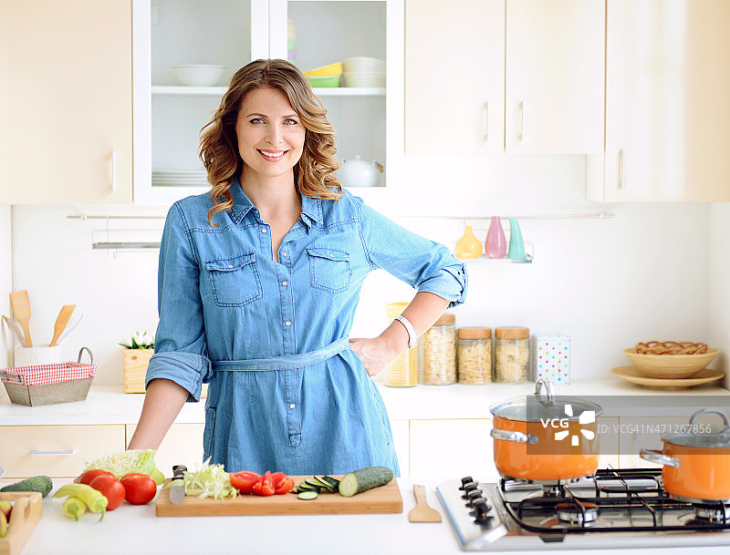 厨房里的女人图片素材