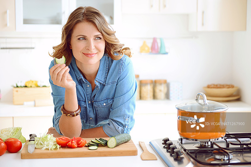 厨房里的女人图片素材