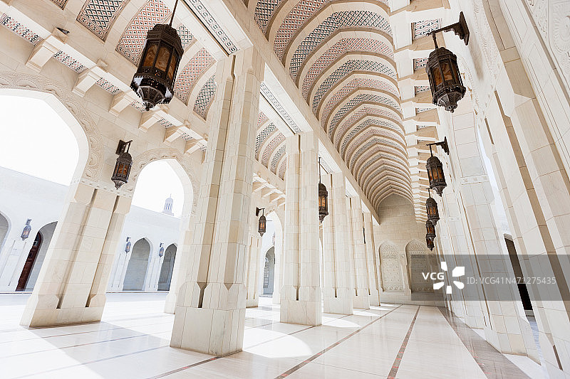 苏丹卡布斯大清真寺内的拱道图片素材