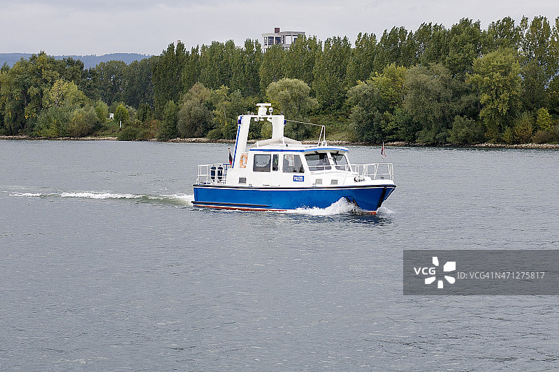 德国水上警察在莱茵河巡逻图片素材