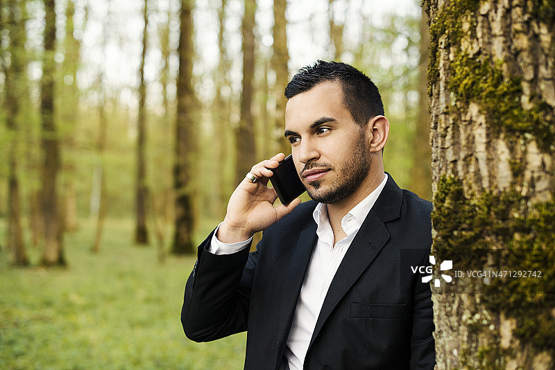 年轻人使用智能手机图片素材