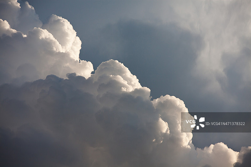 灰色蓬松云朵图片素材