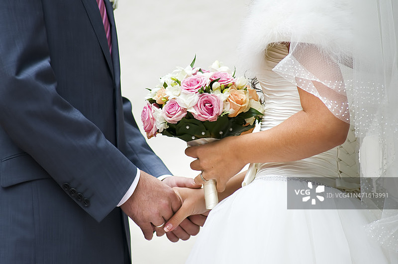 花束和戴戒指的手图片素材