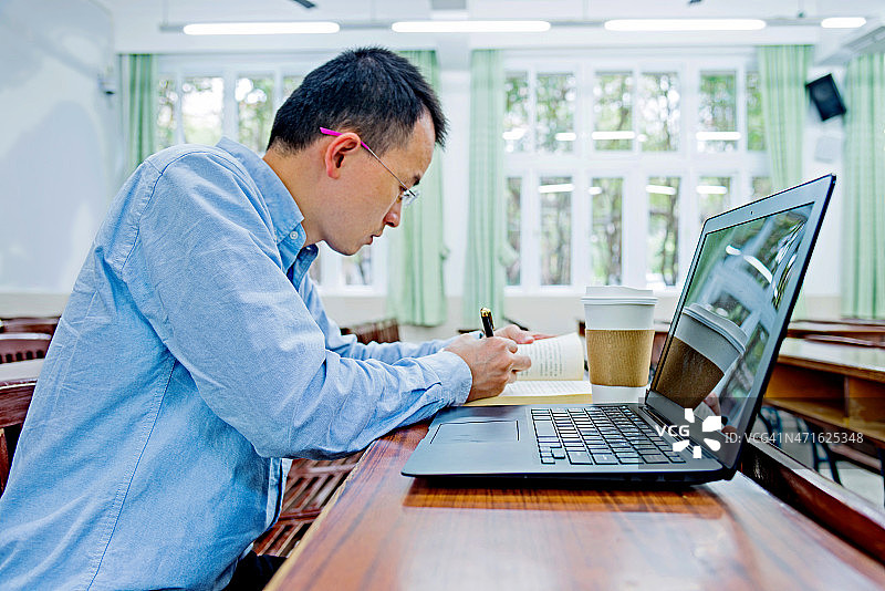 教室里的年轻男子图片素材