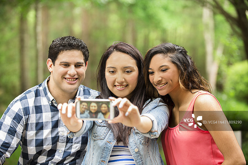 年轻的朋友们用智能手机自拍图片素材