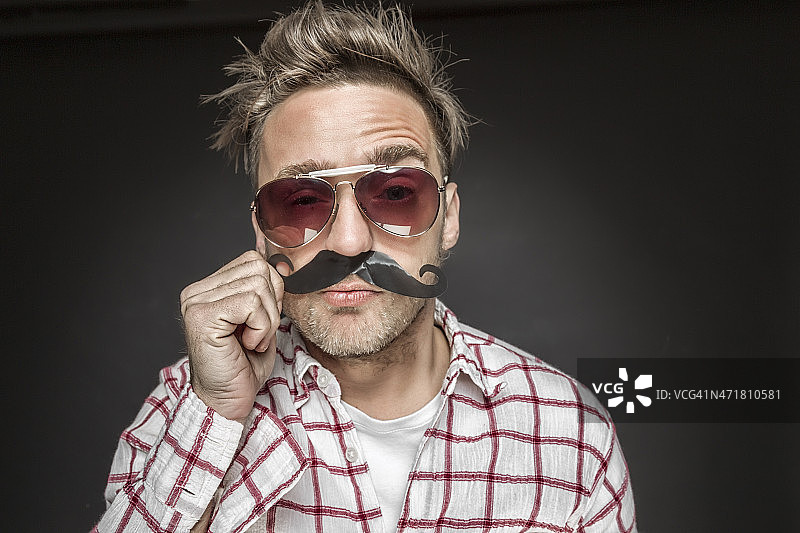 戴着假胡子的男人图片素材