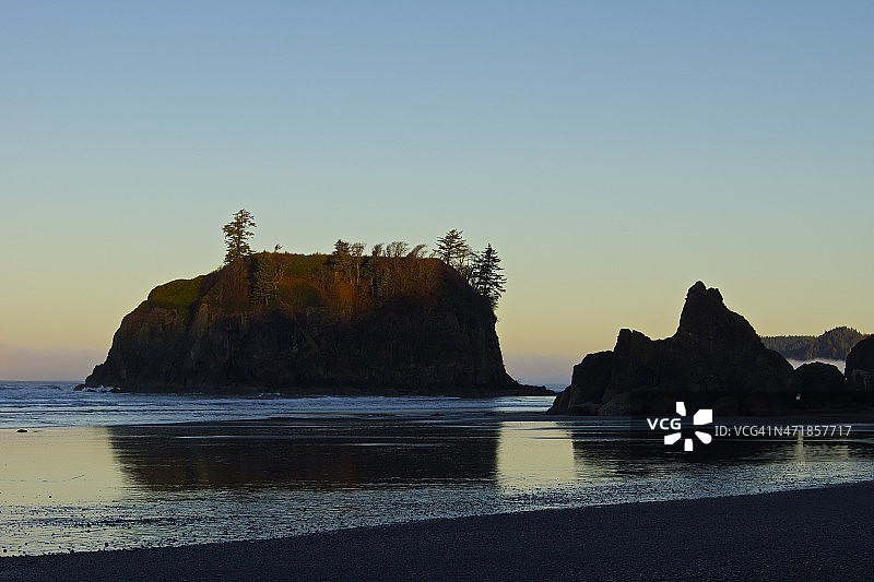 红宝石海滩发光岩石图片素材