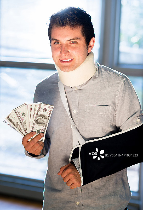 男人从医疗保险获得赔偿图片素材