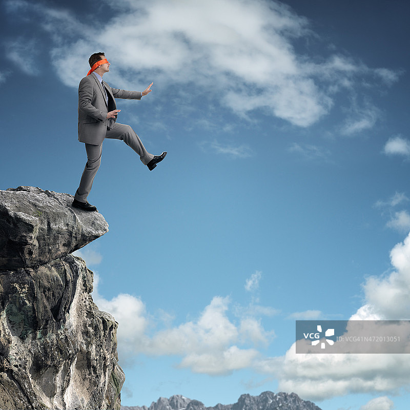 从悬崖边走下来图片素材