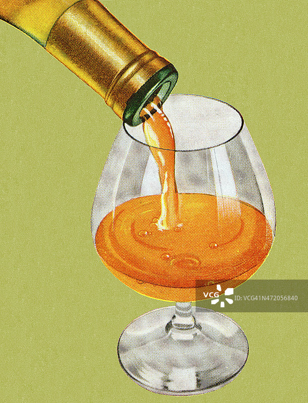 向郁金香杯中倾倒的酒图片素材
