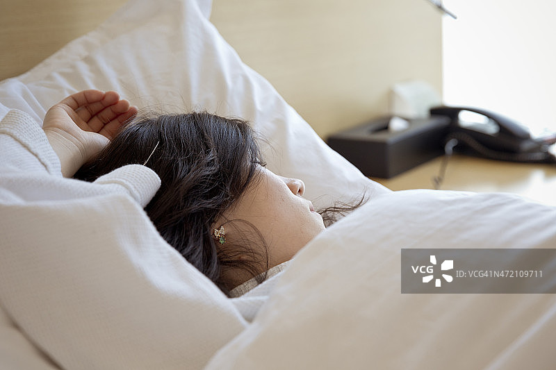 年轻女人正在睡觉图片素材