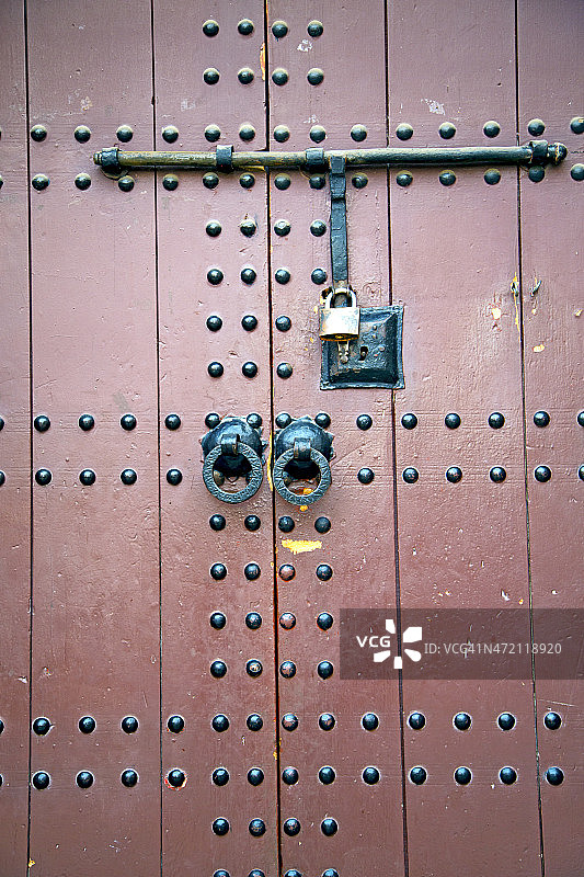 非洲摩洛哥的生锈棕色锁图片素材