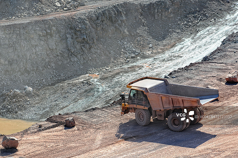露天矿场的自卸卡车图片素材