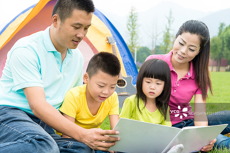 户外家庭阅读图片素材