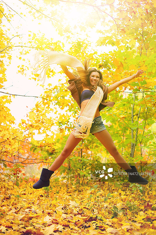 秋景中跳跃的女人图片素材