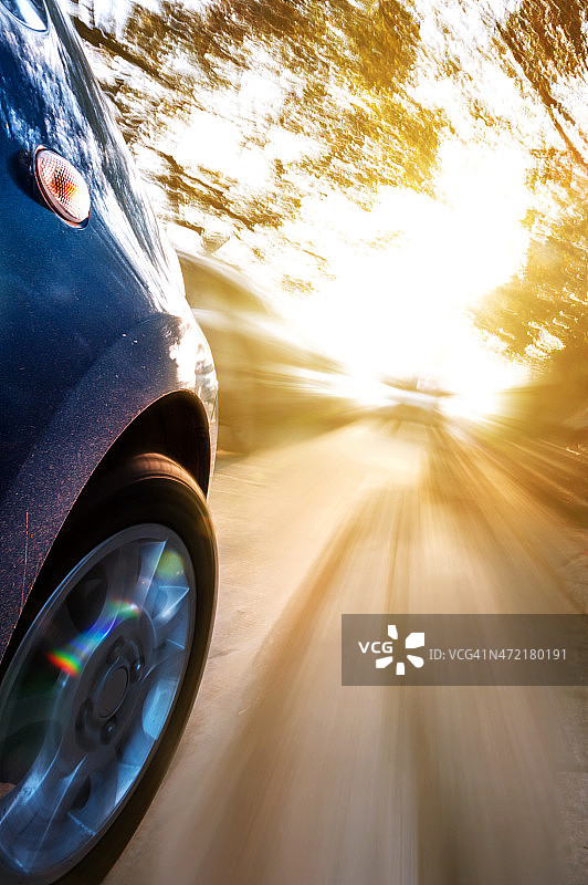 行驶在道路上的汽车，背景有动态模糊图片素材