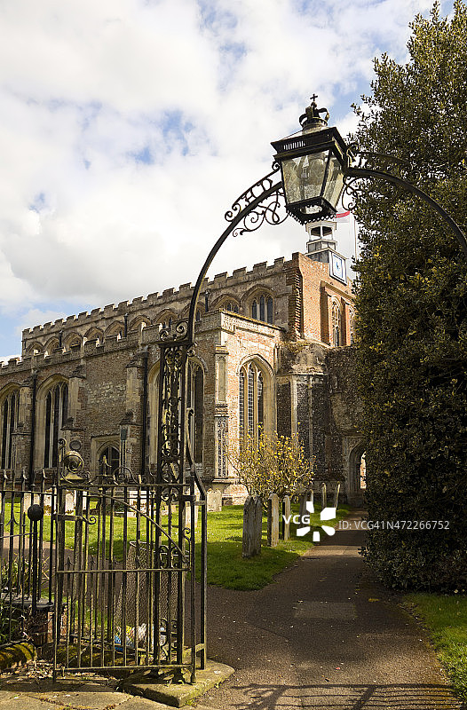 萨福克郡东伯霍尔特教堂、墓地和大门图片素材