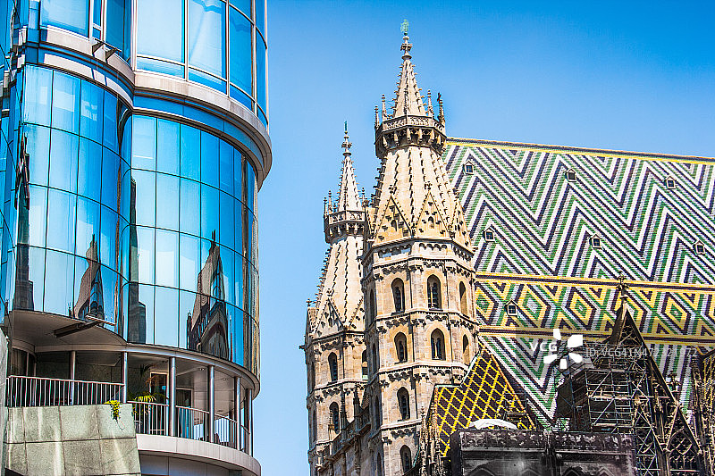 奥地利维也纳的哈斯大楼与圣斯蒂芬大教堂图片素材