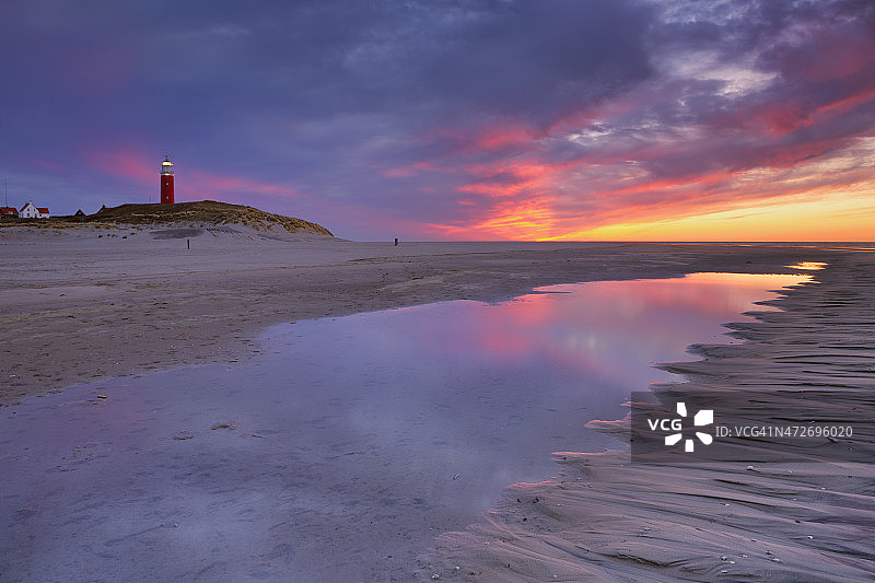 日落时分，荷兰特塞尔岛上的灯塔图片素材