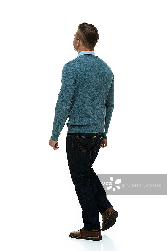 穿着休闲的男人在走路图片素材