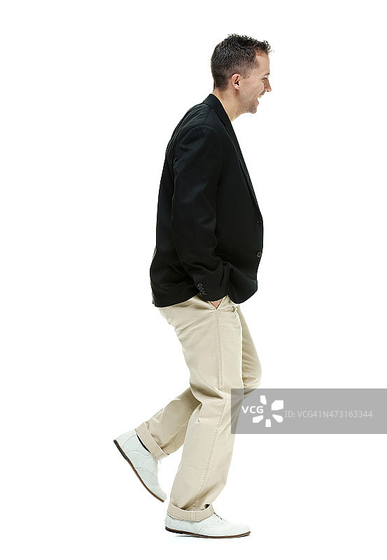 自信微笑的休闲男士走路图片素材